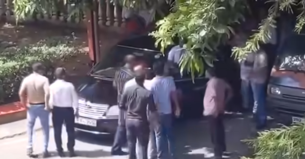 ஒன்றிணைந்த ஊழியர்கள்  விரட்டியடிக்கப்பட்ட பணிப்பாளர்! -   இலங்கை ரூபவாஹினி கூட்டுஸ்தாபன வளாகத்தில் சம்பவம் 